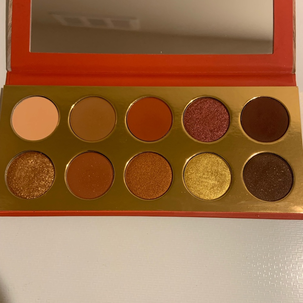Kkw beauty sooo fire eyeshadow palette